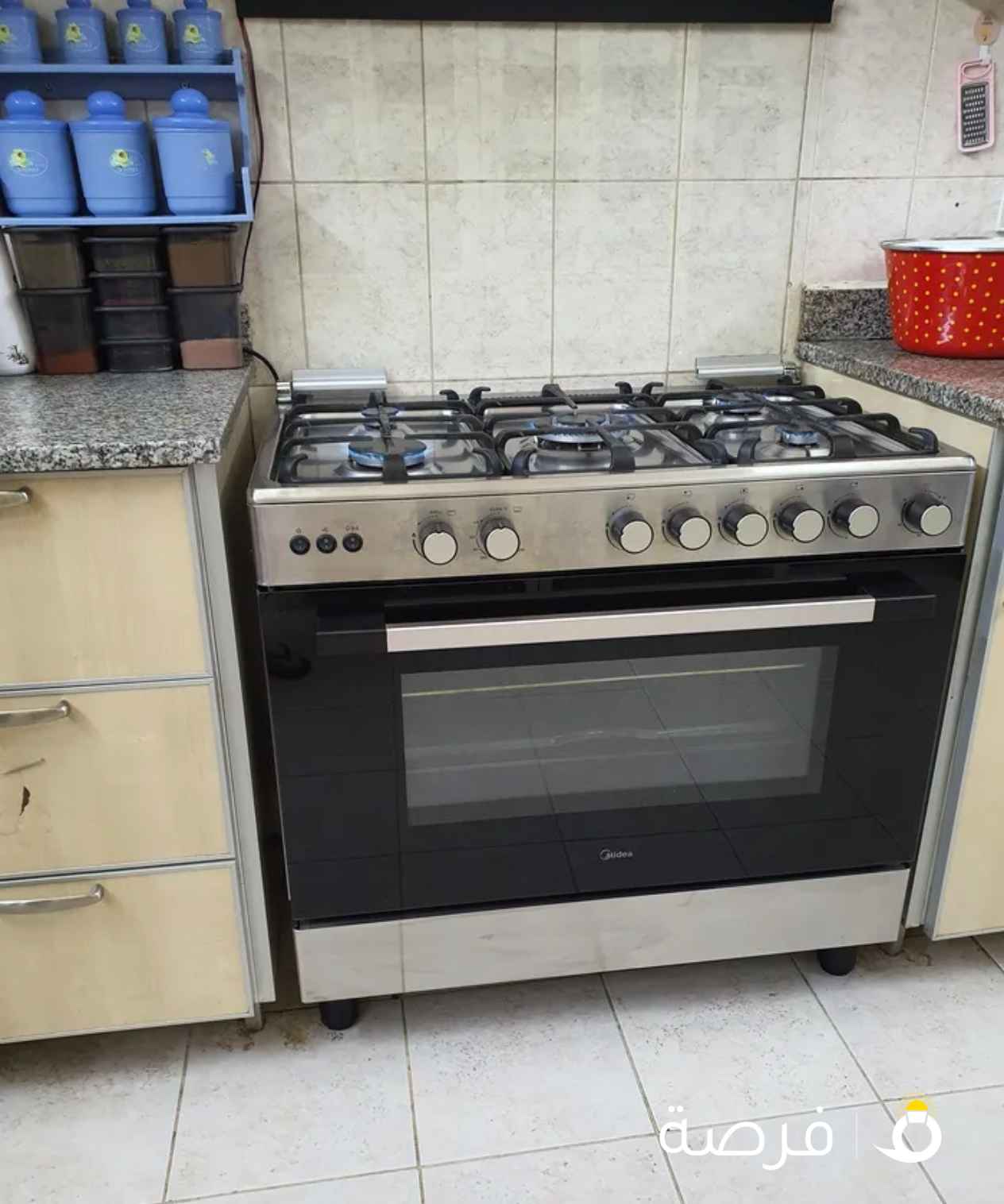 غاز مع فرن ومروحة فوق وتحت بيشتغل كله مع بعض طباخ 5 عيون من ميديا بحالة ممتازة جداً