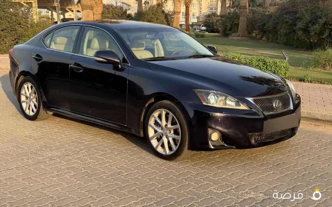 لكزس IS300 ماشي 142 فقط بحاله ممتازه