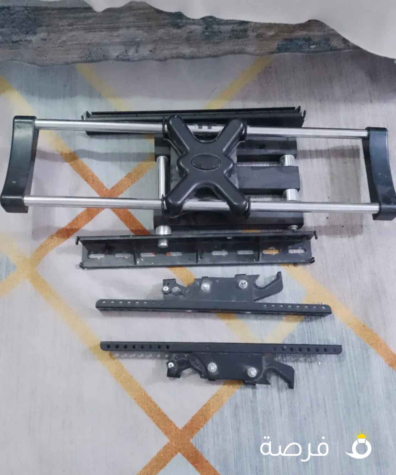 حامل تلفز يوم بحالة ممتازة