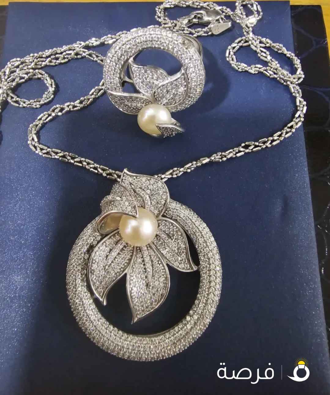 طقم داماس لازوردي شديد الفخامة كالالماس وزن 24 ونص جرام عيار 18 مع الفاتورة