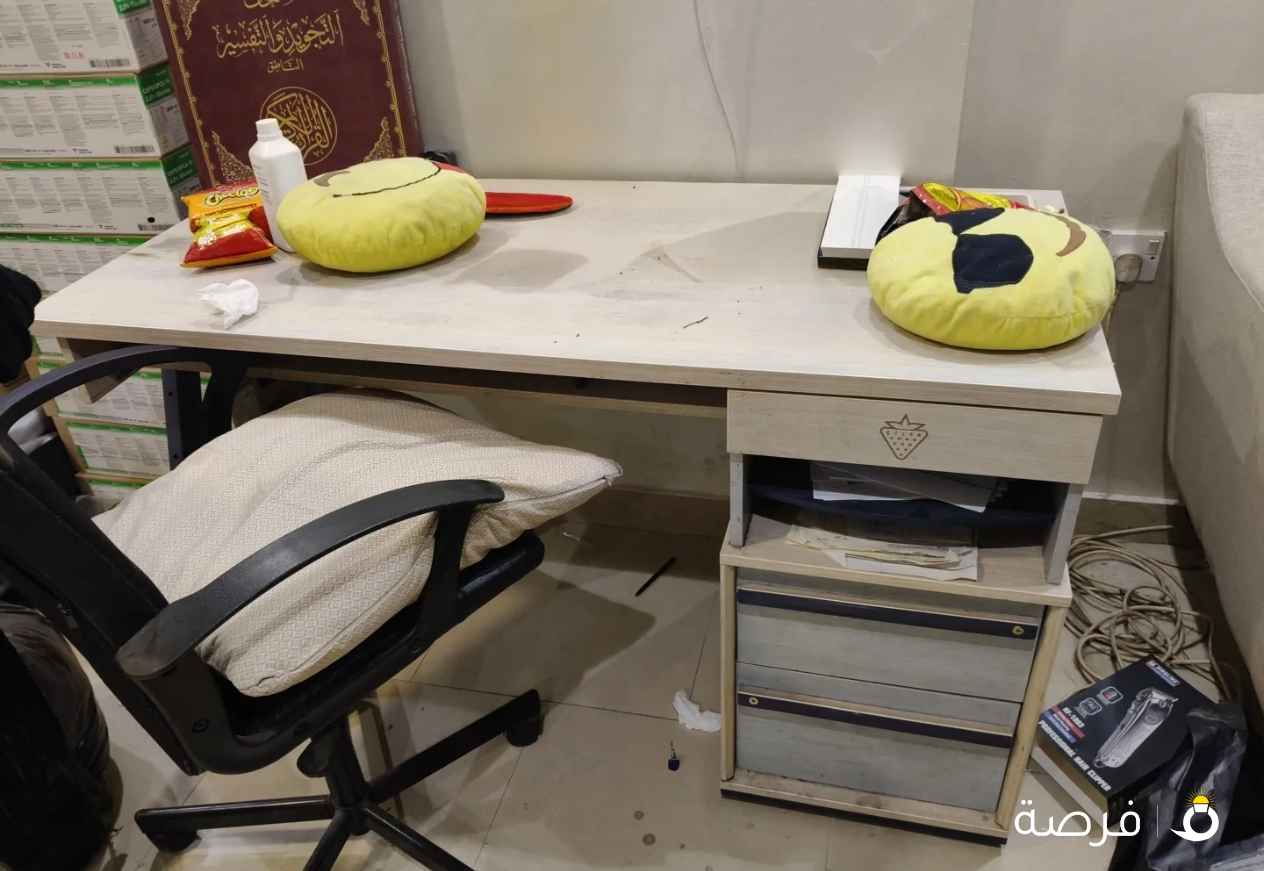 للبيع لدواعي السفر مكتب من ايكيا مع كرسي