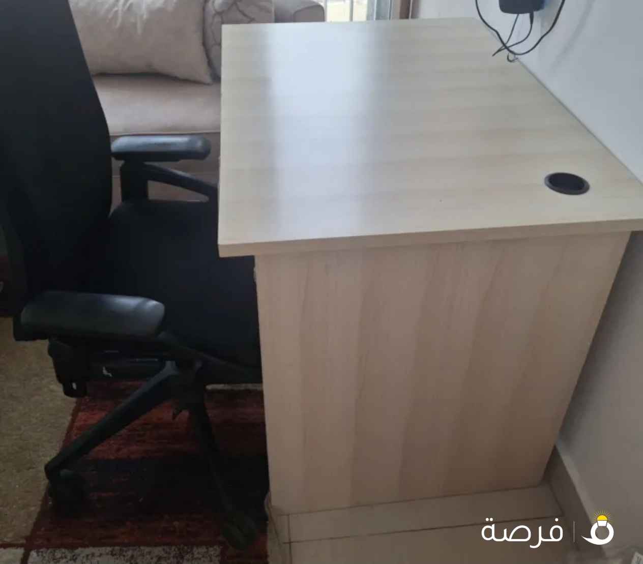 مكتب وكرسي بحالة جيدة للبيع