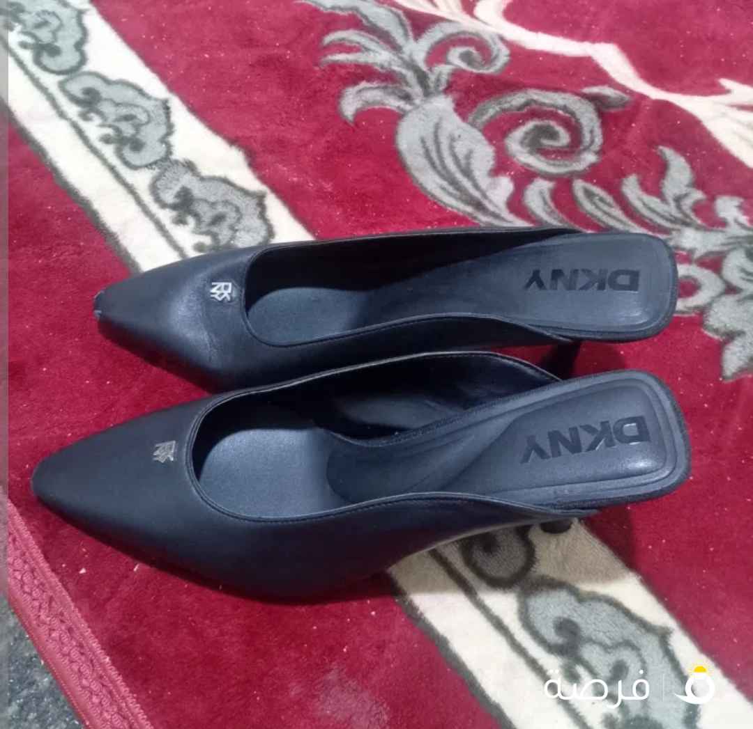 حذاء نسائي بكعب من شركه DKNY مقاس 38.5 لون اسود