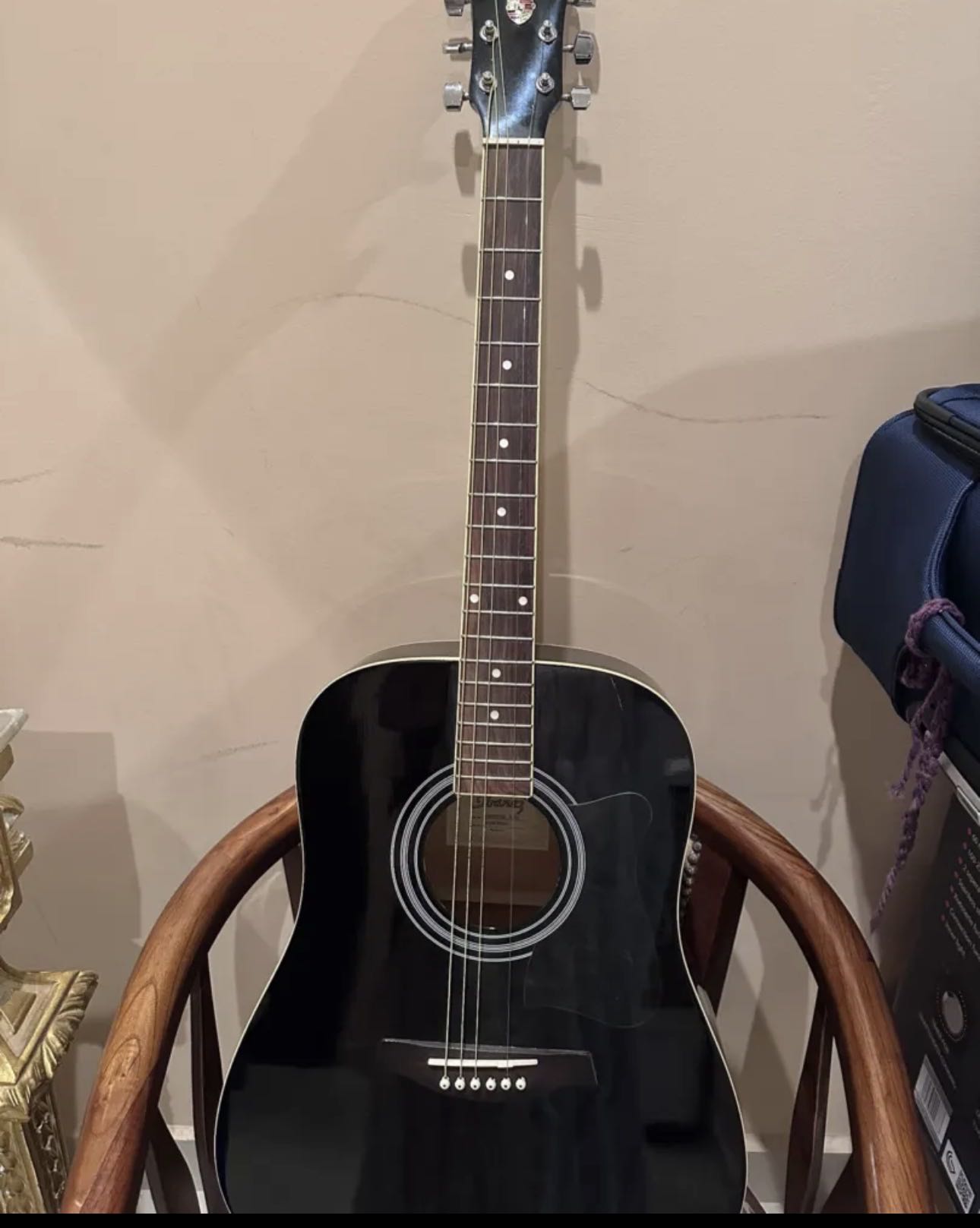 جيتار لون أسود بحالة جيدة