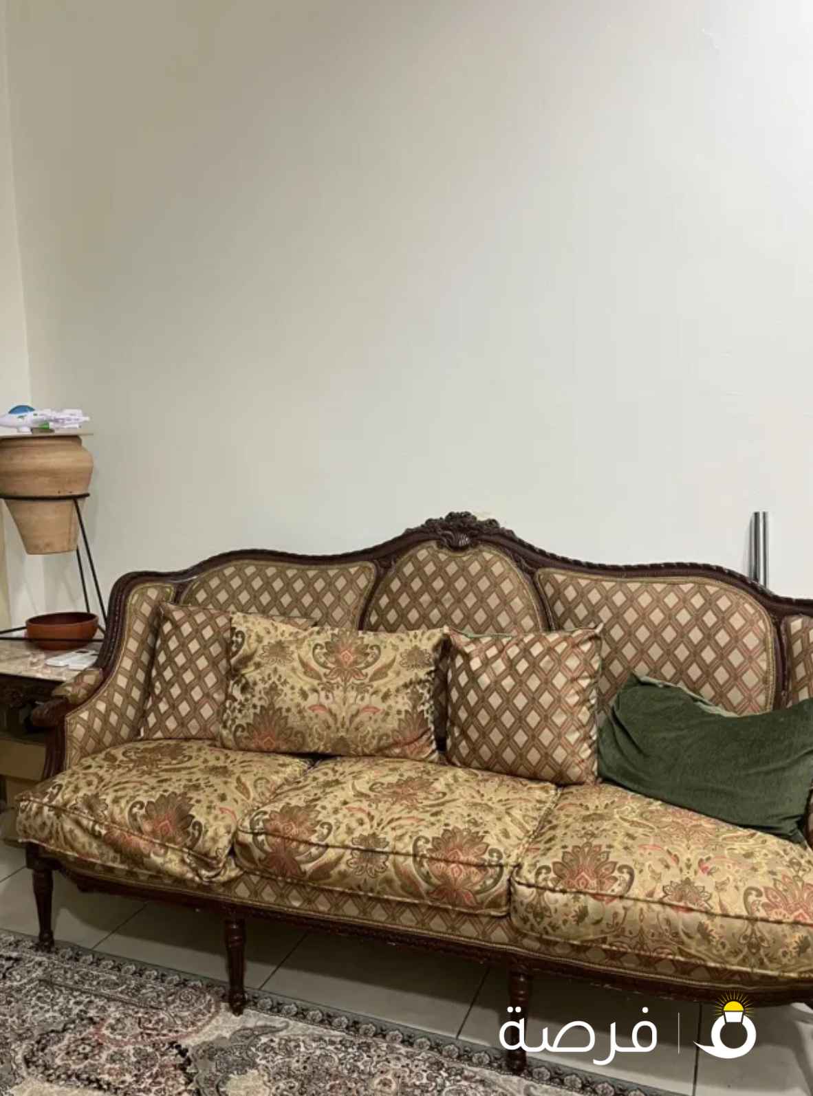 قنفة وكرسي وطاولات