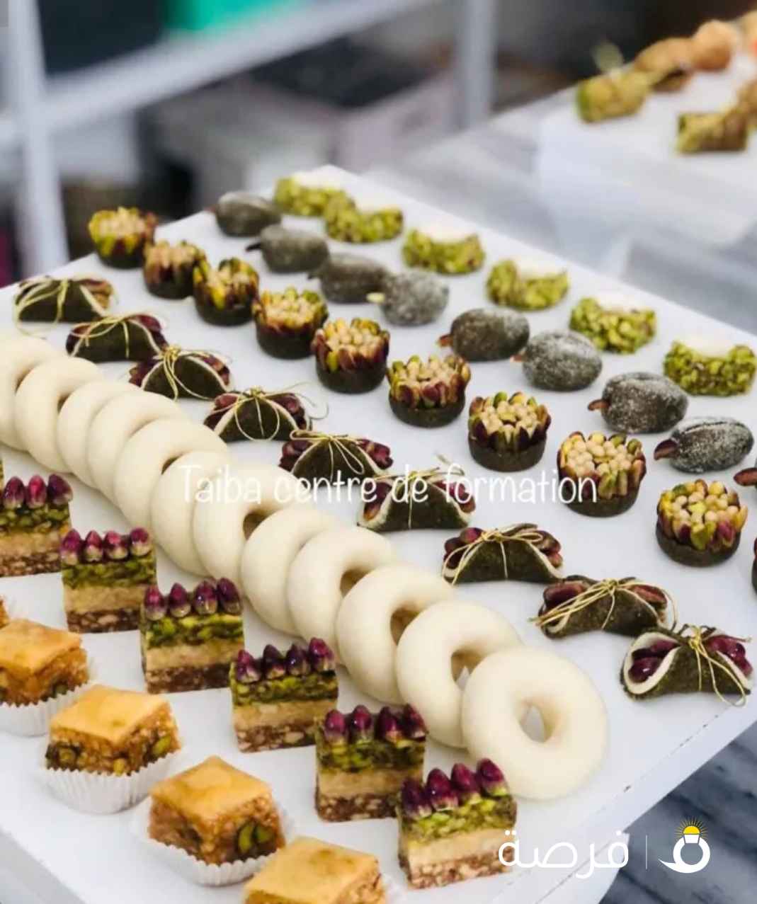 عصائر طبيعية بدون اي اضافات تمور محشية بالمكسرات وشكولا وحلويات مصنوعة من المكسرات نكهات مختلفة واشكال جذابة وطعم خيال