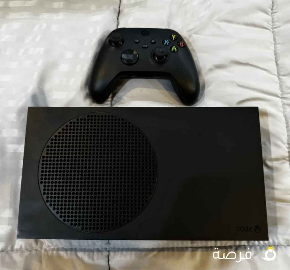 اكسبوكس الجديد 1000 قيقا 1 تيرا معاه اليده الاصليه و الكرتون ، نظيف و استعمال خفيف جدآ اغلب الوقت حاطه على جنب ما العب - لا يكلمني الا الصامل و الصامل يبشر بالخير