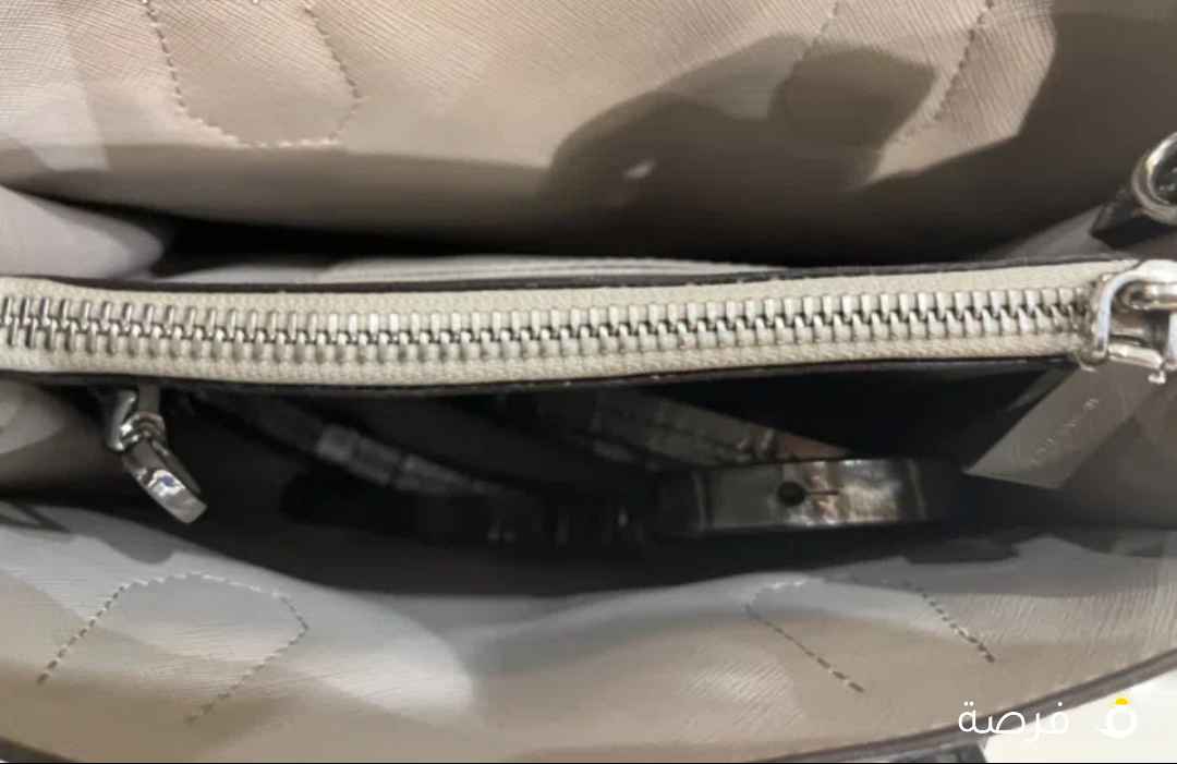 شنطه للبيع مستعمله فضيه جلد طبيعي بتصميم جلد تمساح عمره ما يقارب 20 سنه