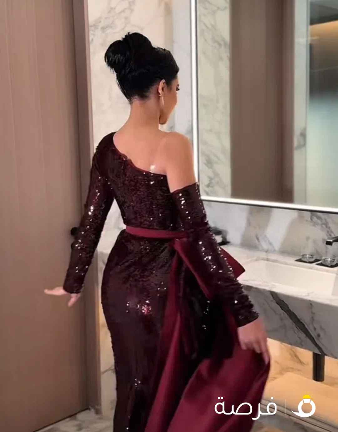 فستان سهرة راقي وأنيق اللون عنابي الموديل من مصممة السعر 60 وقابل للتفاوض بالمعقول