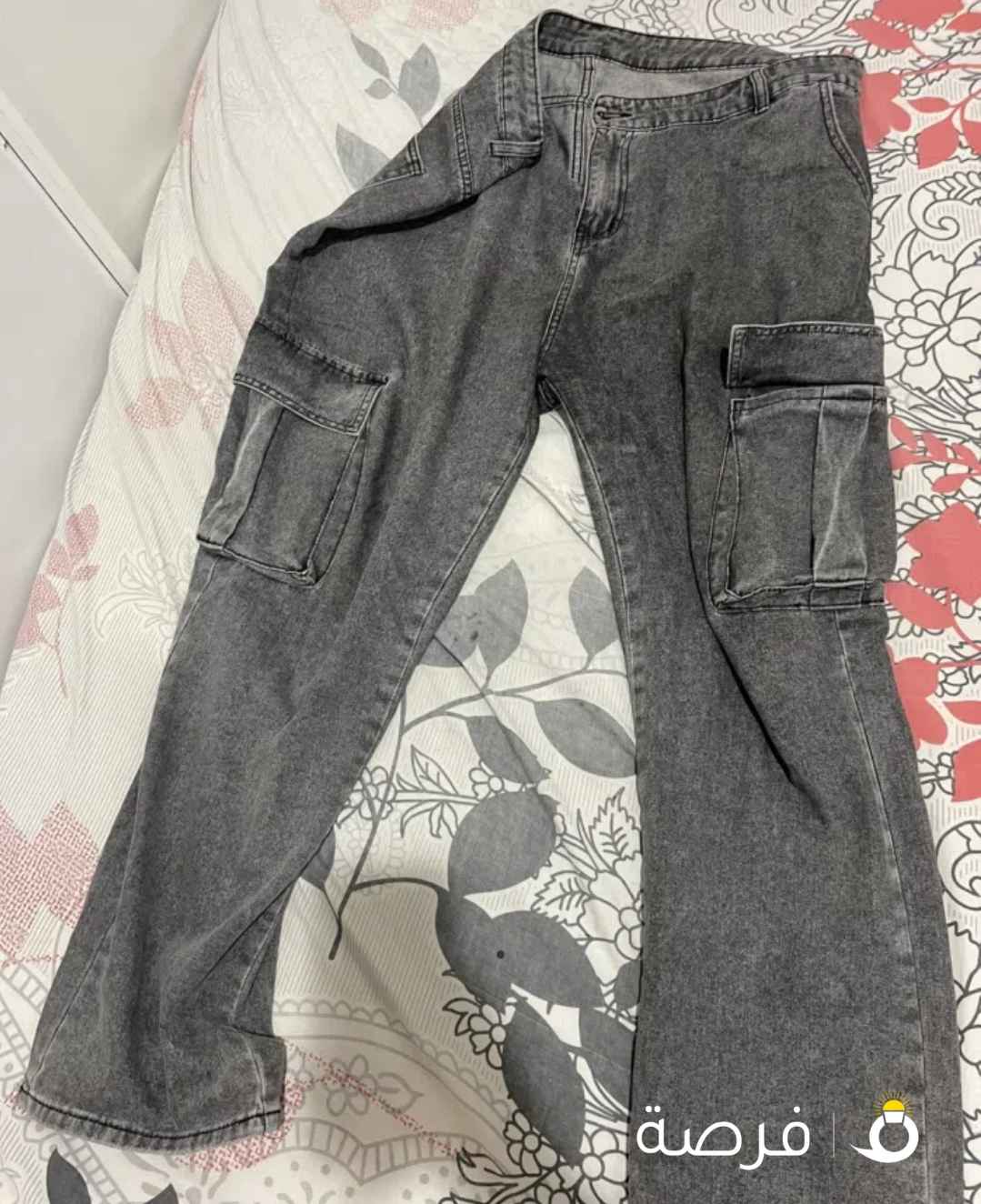 كارجو جينز رمادي نظيف وبحالة جدا جيده ونظيفه Cargo jeans, gray, clean and in very good condition.