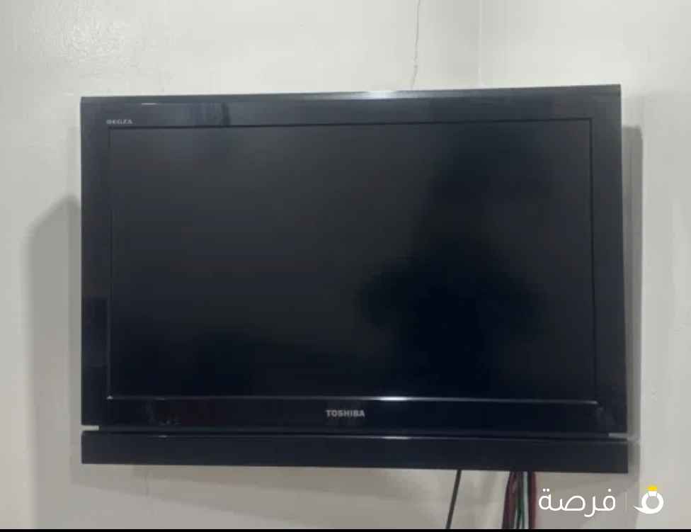 Toshiba 32′′ LCD TV with Wall Mount + Remote - Good Condition