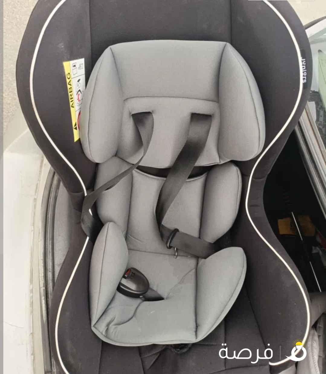 كرسي اطفال للسياره مع سرير الطفل الصغير بحالة ممتازة