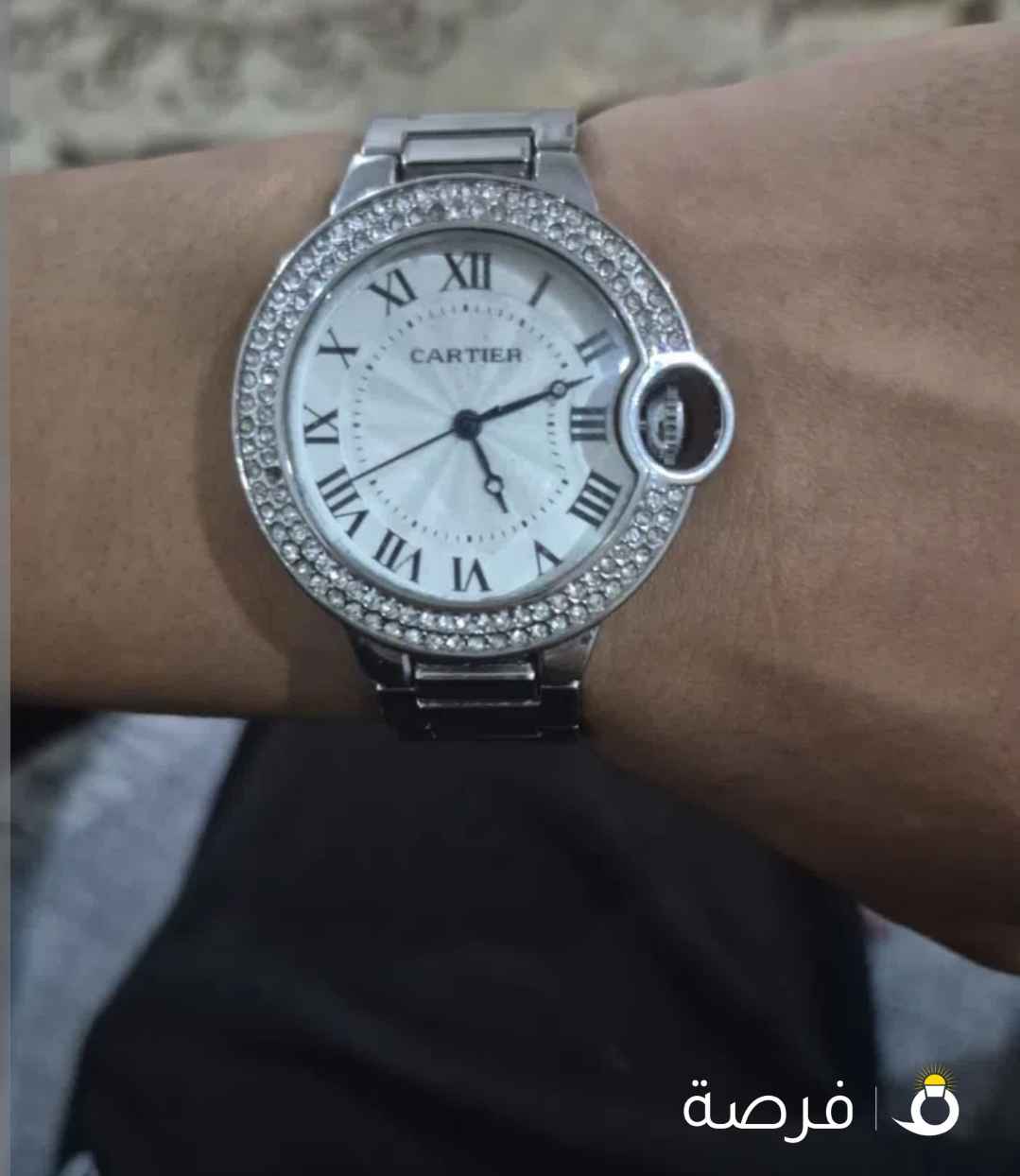 ساعة نسائية ستايل ⁦⁦Cartier⁩⁩ للبيع ساعة أنيقة جداً بتصميم فاخر، تحتاج إلى بطاريه فقط