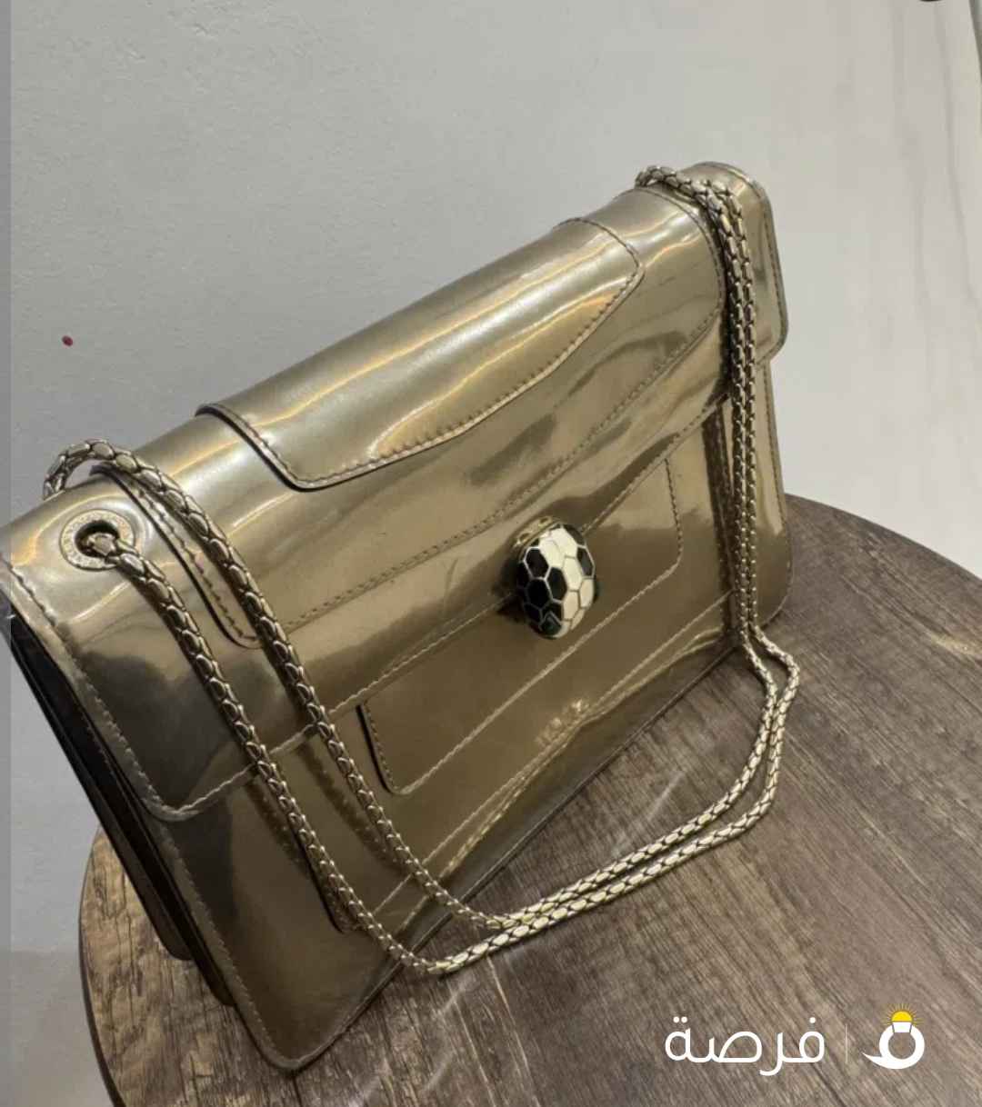 شنطه يد من ماركه بولغري نظيفه وشبه جديده راقيه جدا و تصميم جديد وفاخر