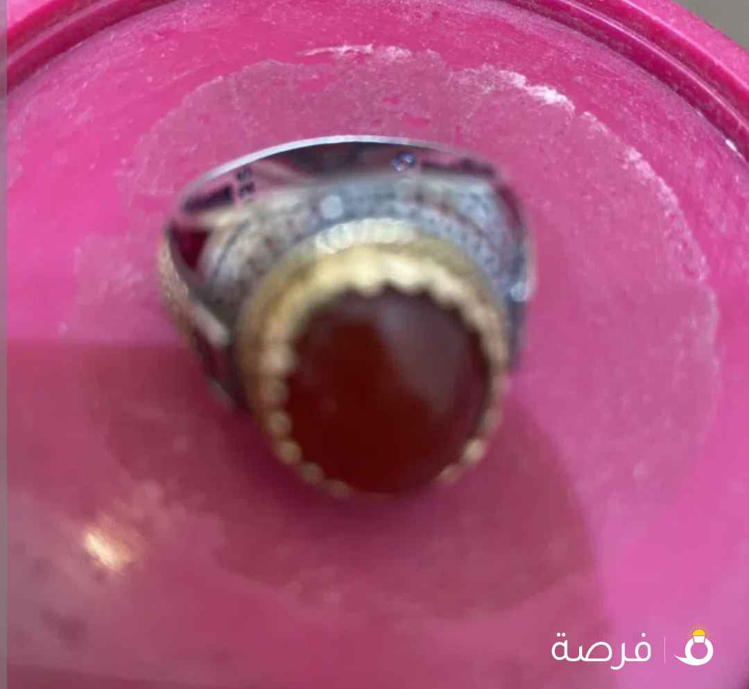 خاتم فضه عقيق يمني اصلي مطرز من علي الجوانب بالون الذهبي واللون الاحمرالغامق